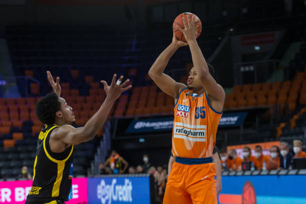 马菲奥向镜头做5比2手势 嘲讽皇马5比2不敌巴萨